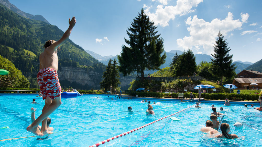 La piscine du Palladium de Champéry, un oasis aux pieds des Dents du Midi.